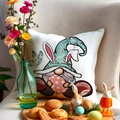 Funda de cojín de Pascua con diseño de gnomo y huevo rosa sobre tela blanca suave - 45x45CM (Sin Relleno) / Estilo de Ilustración Gnomo Conejo (YME9-4)
