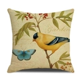 Detail van linnen kussenhoes met gele vogel, vlinder en bessen bedrukking - 45x45cm / Garden Gele Vogel Stijl (YMS41-3)