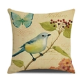 Detail van linnen kussensloop met vogels, vlinders en rode bessen als decoratie - 45x45cm / Nature Vlinder Bloem Stijl (YMS41-4)