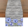 Nahaufnahme eines gestreiften Tischläufers aus Leinen mit blauen Blumen auf dunklem Holz - Schwarz Weiß Streifen Blaue Anemone (ZQ14-6)