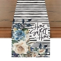 Detail eines floralen Leinentischläufers mit Home Sweet Home Text auf dunklem Holztisch - Schwarz Weiß Streifen Blau Beige Rose (ZQ14-7)
