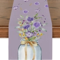 Detail eines Tischläufers mit Aquarellblumen und Lavendelmuster auf dunklem Holztisch - Helllila Glasgefäß Blumen (ZQ14-15)