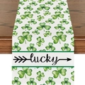 Detail van St. Patrick's Day tafelloper met groene klavertjes en lucky opdruk - 33*180cm / Aquarel Klaver Lucky Pijl Stijl (ZQ13-11)