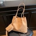Grande borsa tote color cammello in finta pelle scamosciata con scritta HYLL ZZA - Marrone