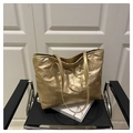 Champagnegouden shopper met reliëf strikpatronen en een metallic afwerking - Goud
