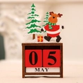 Calendario de madera navideño con reno, pinos verdes y bloques de fecha rojos - Reno