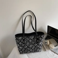 Borsa tote nera in stile etnico con ricami bianchi e manici in pelle nera - Nero