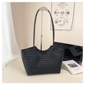 Détail d'un sac cabas tissé noir avec texture à chevrons sur un présentoir épuré - Noir