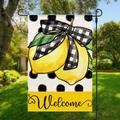 Détail d'un drapeau de jardin avec citrons, pois noirs et message de bienvenue extérieur - Style Nœud en Plaid Citron (HYQ18-3)