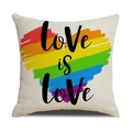 Detailansicht eines Kissenbezugs aus Leinen mit Regenbogenherz und Love is Love Print - Regenbogen Herz Stil (YMG84-1)