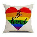 Gedetailleerde textuur van linnen kussenhoes met regenbooghart en Be Kind print - Be Kind Regenboog Hart Stijl (YMG85-4)
