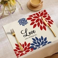 Platzset aus Leinen mit Love-Druck und Blumenmuster für eine stilvolle Tischdekoration - Love makes all things easy (CD16-19)