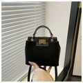 Detalle del bolso cuadrado negro con cierre giratorio dorado y costura de gamuza - Negro