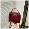Detalle de bolso burdeos de cuero y ante con cierre giratorio dorado y asa - Rojo