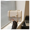 Primer plano de bolso blanco con textura tejida, cadena dorada y cierre de metal - Blanco