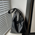 Schicke schwarze Totebag mit silbernen Metallnieten und breitem Schultergurt in Lederoptik - Schwarz