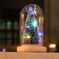 Leuchtender Mini-Weihnachtsbaum in Glaskuppel mit Schneebeflockung und Holzbasis - Perlenbaum-Stil