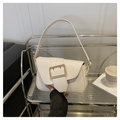 Detalle del bolso bajo el brazo de cuero sintético beige con una gran hebilla dorada audaz - Blanco
