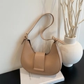 Borsa sottobraccio a mezzaluna beige minimalista con fibbia decorativa e finiture dorate - Cachi