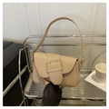 Detalle de bolso baguette beige con hebilla de metal y correa ajustable - Caqui