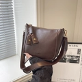 Braune Eimer-Tasche aus Leder mit breitem Gurt und goldener Logo-Prägung - Braun