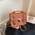 Borsa a mano retrò marrone in finta pelle con chiusura argento e tracolla sottile - Marrone