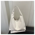 Detalle de un bolso hobo blanco en cuero suave mostrando costuras mínimas y textura lisa - Estilo 2 Blanco (252001)