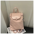 Detailansicht eines rosa Lederrucksacks mit Magnetverschluss und Plüschbär-Anhänger - Mit Anhänger / Rosa