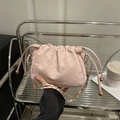 Bolso bandolera rosa claro en forma de nube con textura plisada y correa de cadena - Rosa