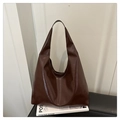 Detalle de la textura de cuero marrón suave y diseño hobo espacioso en este bolso tote - Estilo 2 Café (252001)
