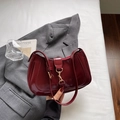 Bolso de hombro media luna en cuero sintético burdeos brillante con botón metálico - Burdeos