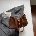 Bolso de hombro media luna marrón caramelo en cuero PU brillante con hebilla oro - Marrón