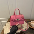 Roze mini handtas van rundleer met gouden draaisluiting en schouderriem - Effen Kleur Gekorrelde Stijl (8648) / Roze