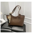 Dunkelbraune Leder-Tote-Bag mit Kontrastnähten und dekorativem Seidenschal-Detail - Braun