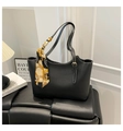 Schwarze Leder-Shopper-Tasche mit weißen Ziernähten und bedrucktem Seidenband am Griff - Schwarz