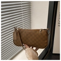 Dettaglio della borsa sottobraccio in pelle PU marrone con stampa M e ciondolo in pelle - Marrone
