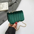 Bolso bandolera de terciopelo verde oscuro con cadena dorada y textura acolchada - Verde