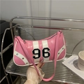 Borsa baguette sportiva rosa e bianca con toppa numero 96 e borchie argento da donna - Rosa