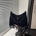 Schwarze Gothic-Halbmondtasche mit silbernen Nieten, Kreuzsymbol und langen Fransen - Schwarz