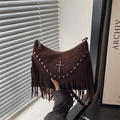Dunkelbraune Wildleder-Hobo-Tasche mit Fransen, Nieten und Metallkreuz im Retro-Stil - Braun