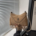 Vintage-Schultertasche in Camel aus Wildleder mit Fransen, Nieten und Kreuzanhänger - Khaki