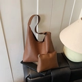 Braunes gewebtes Shopper-Set mit passender Tasche auf einer Bank, große Hobo-Tasche für Damen - Gewebtes Zweiteiliges Set (Mit Untertasche) / Braun