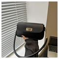 Detalle del bolso de hombro de cuero PU negro con hebilla dorada y correa de cadena - Negro