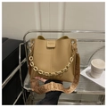 Detail einer khakifarbenen Beuteltasche mit Lederstruktur und dekorativer Harzkette - Khaki