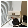 Detalle del mini bolso cuadrado crema con elegante hebilla de metal tejido dorado en solapa - Blanco