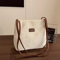 Elegante borsa tote in peluche bianco crema con manici in pelle marrone e dettagli - Bianco Sporco