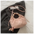 Rosa Beuteltasche mit buntem Perlengriff aus Harz und schmalem Schulterriemen - Rosa