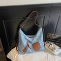 Bolso tote grande azul denim con detalles en cuero marrón y correa ajustable - Azul