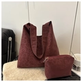 Detail der burgunderfarbenen Handtasche mit Leopardenmuster und passendem Etui - Schultertaschen-Set / Weinroter Leopard