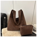 Detail der Leopard-Tasche mit passendem Beutel auf gemütlichem beigem Strickgrund - Schultertaschen-Set / Kaffee Leopard